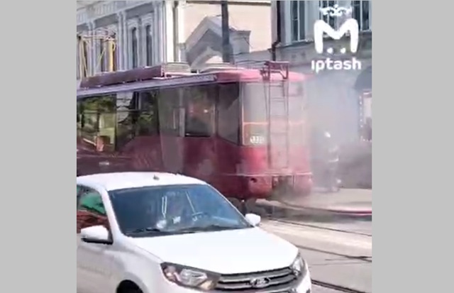 Огонь охватил вагон: очевидцы сняли пожар в казанском трамвае на видео