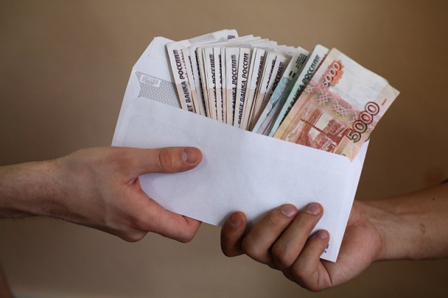 Задолжавший сотруднице 300 000 рублей предприниматель стал фигурантом уголовного дела