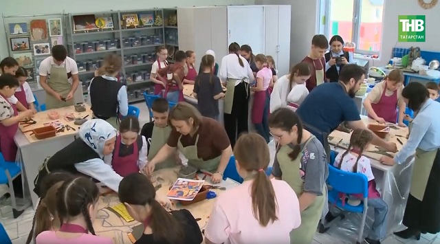 Саба мәктәбе балалары Габдулла Тукайның туган көне алдыннан 4 метр биеклектәге мозаика ясады