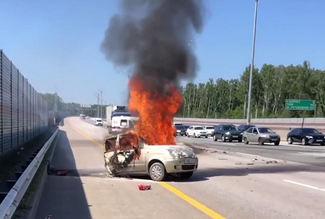 Видео: два человека заживо сгорели в ДТП на трассе Москва — Петербург 