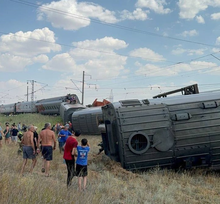 Волгоград өлкәсендә “Казан-Адлер” поездының вагоннары тимер юлдан төшкән