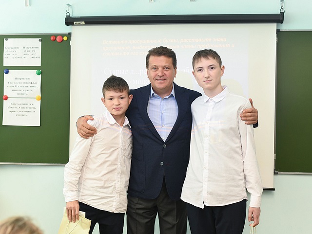 Мэр Казани пришел в школу к семикласснику и поздравил его с днем рождения от имени участвующего в СВО отца