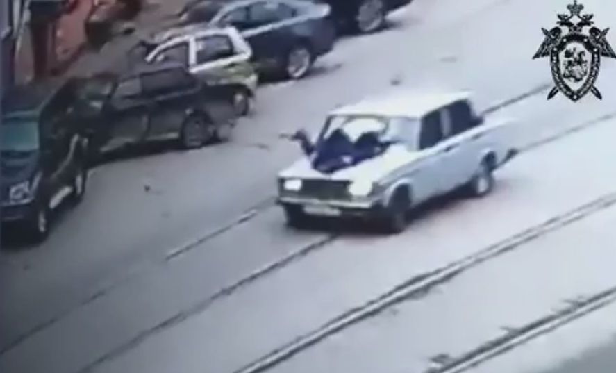 Видео: подросток без прав протащил на капоте инспектора ГИБДД