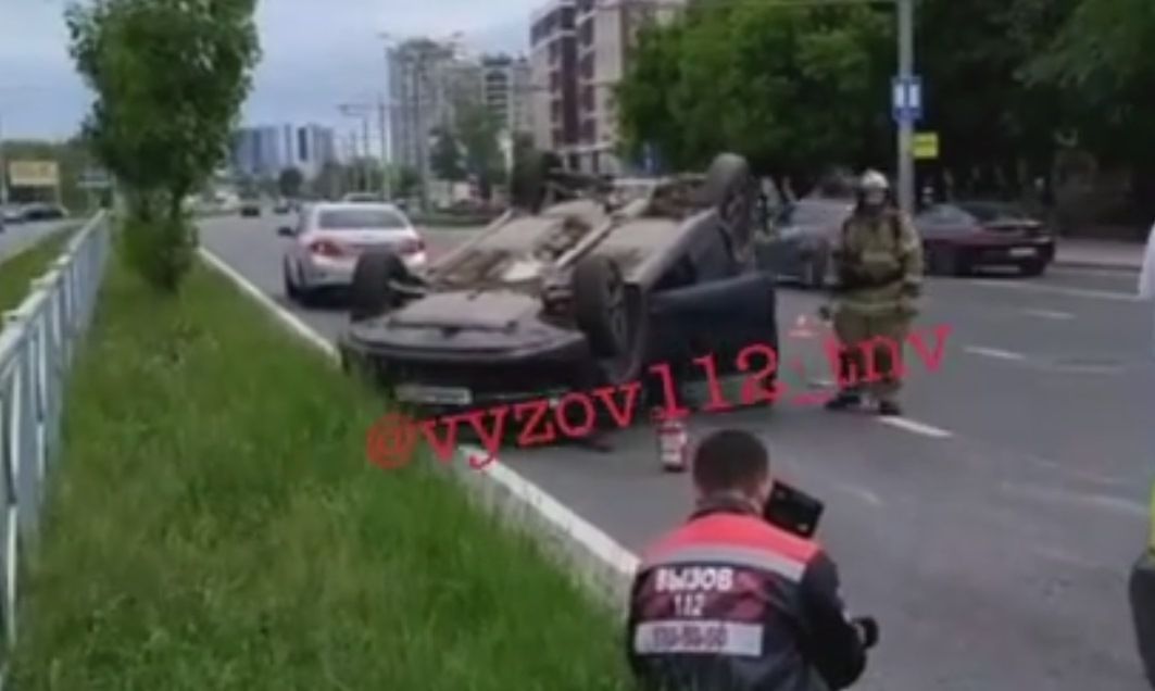 Внедорожник перевернулся на крышу после столкновения с легковушкой в Казани