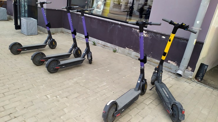 В центре Казани более 100 электросамокатов отправили на штрафстоянку