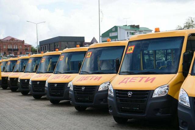 Рөстәм Миңнеханов Татарстан мәктәпләренә 57 яңа автобус ачкычларын тапшырды