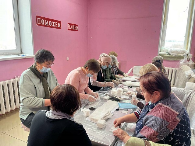 Волонтеры Набережных Челнов изготавливают марлевые салфетки для нужд СВО