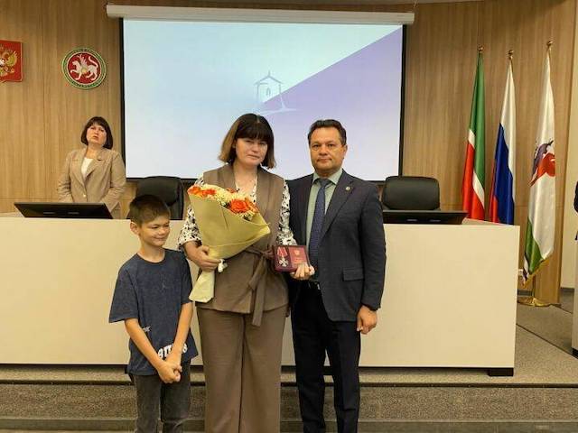 Семьям героев СВО вручили награды в Елабуге