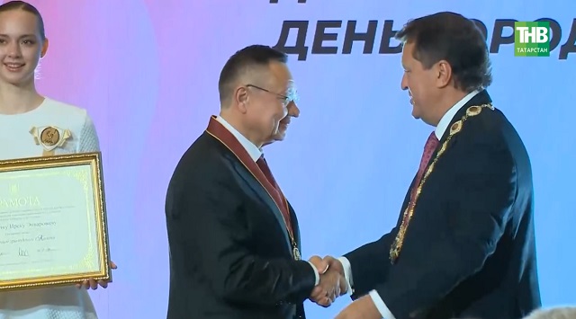 Ратушада Казанның Мактаулы гражданнары исеменә лаек булучыларны бүләкләделәр