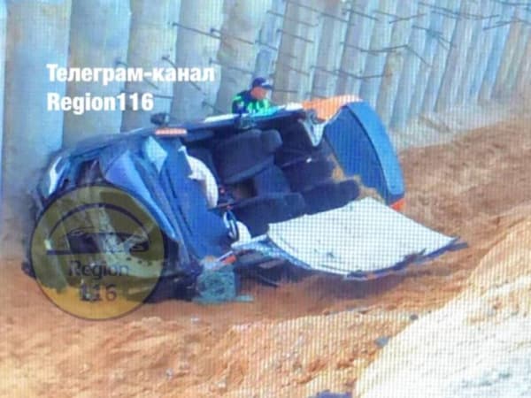 В Казани троих студентов пришлось вырезать из вылетевшей в котлован машины каршеринга