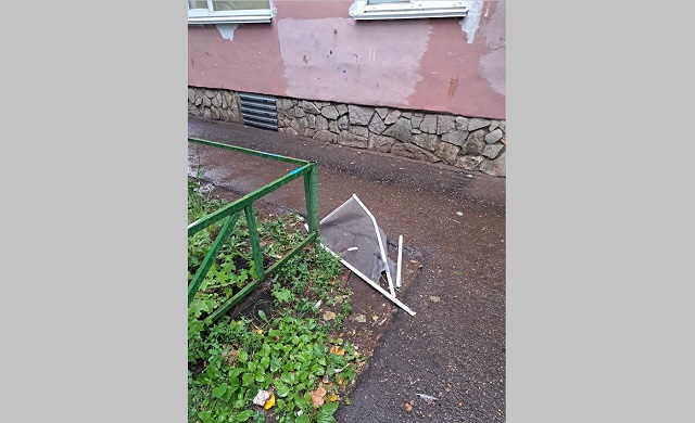 Облокотившийся на москитную сетку малыш выпал из окна пятого этажа в Бугульме