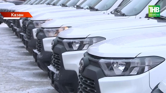 Рөстәм Миңнеханов авыл җирлекләре башлыкларына машина ачкычлары тапшырды