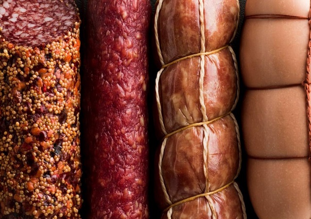 Колбаса попала в список продуктов, продлевающих женскую молодость