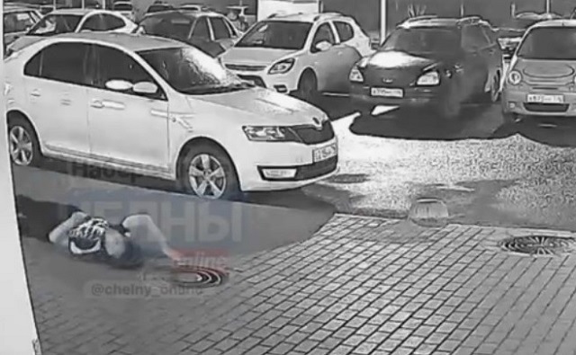Видео: в Набережных Челнах скончался выпавший из окна высотки парень