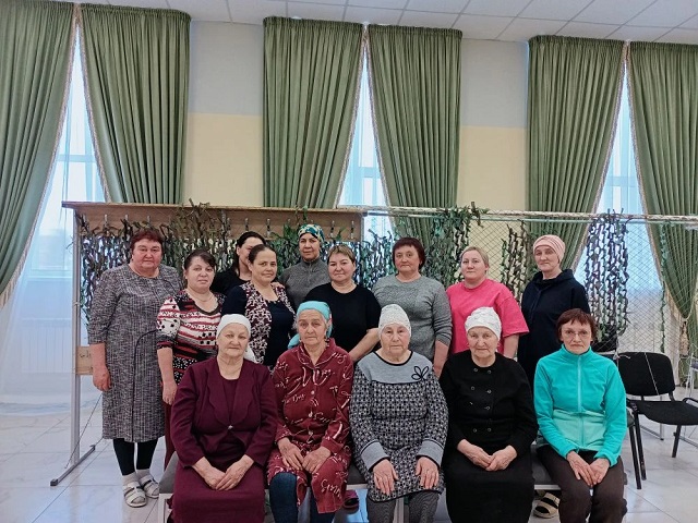 Олы Ачасыр авылы халкы хәрбиләр өчен маскировка челтәрләре үрә