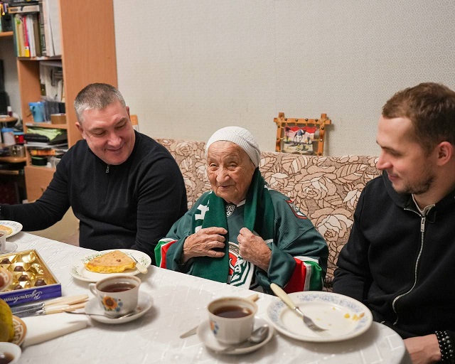 Әнвәр Гатиятулин һәм Тимур Билялов "Ак Барс" өчен җан атучы 96 яшьлек Гайшә Солтановада кунакта булганнар