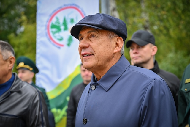 Рустам Минниханов поздравил работников леса с профессиональным праздником