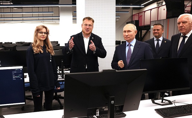 Путин в шутку пристыдил главу Сбербанка за просьбу выделить деньги на «Школу 21»