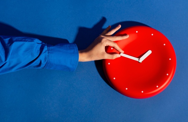 Почему время ускоряется после 30: учёный объяснил феномен и рассказал, как его замедлить