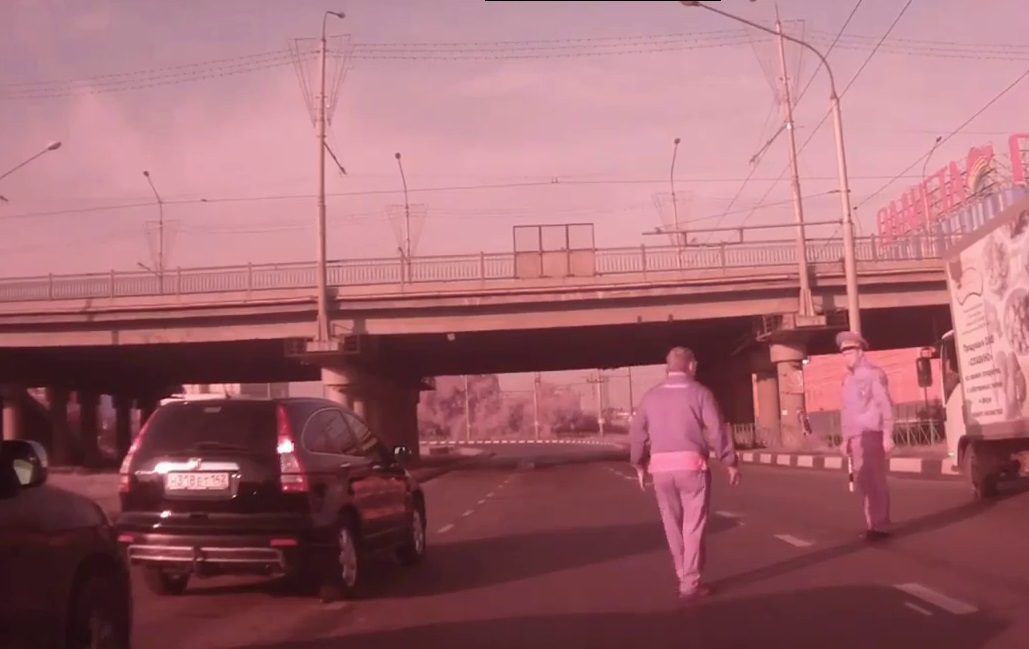 Видео: в Кемерово автоинспектор спровоцировал ДТП, остановив машину в левом ряду