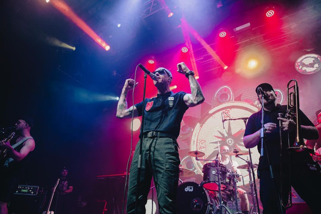 Солист группы «Ляпис Трубецкой» Сергей Михалок избил фаната на концерте – видео