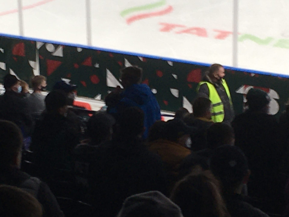 «Ак Барс» - «Авангард»: шайба попала в мальчика на трибунах во время игры