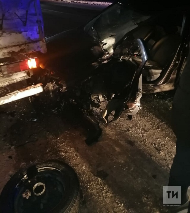 На трассе в Татарстане легковушка влетела под большегруз