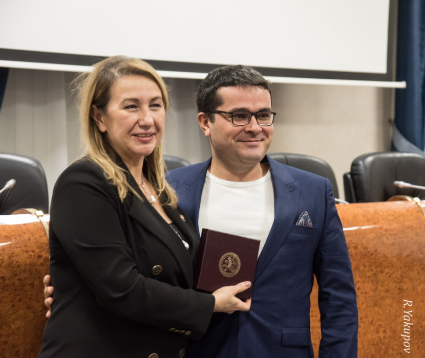 Камал театры артистларына мактаулы исем бирелде