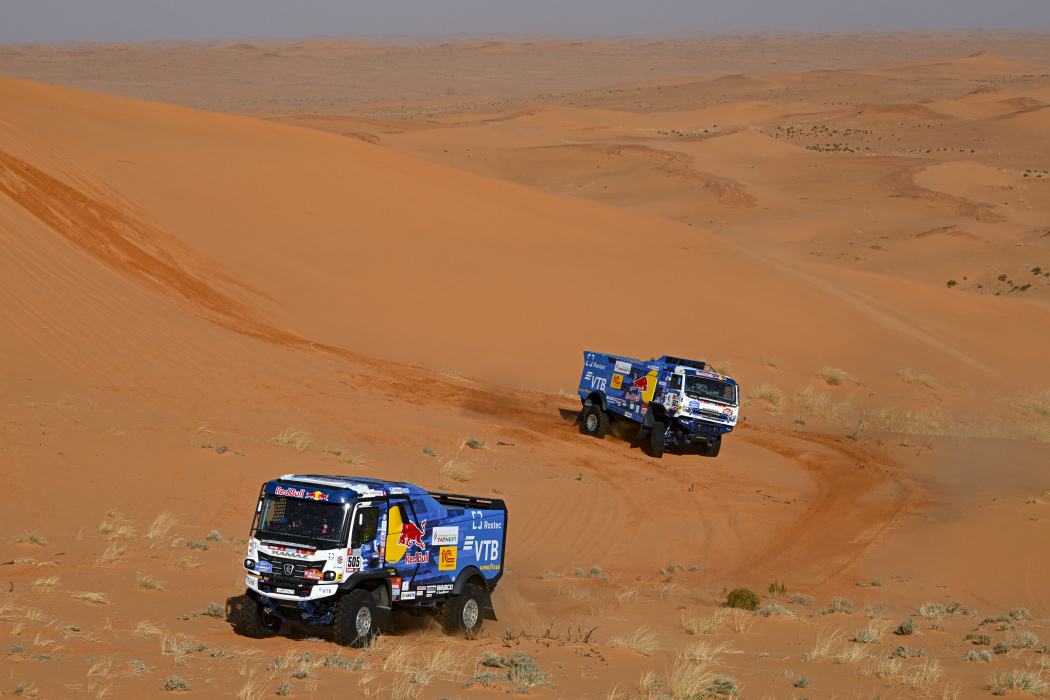 «Дакар»-2022: «КАМАЗы» заблудились, но все еще лидируют