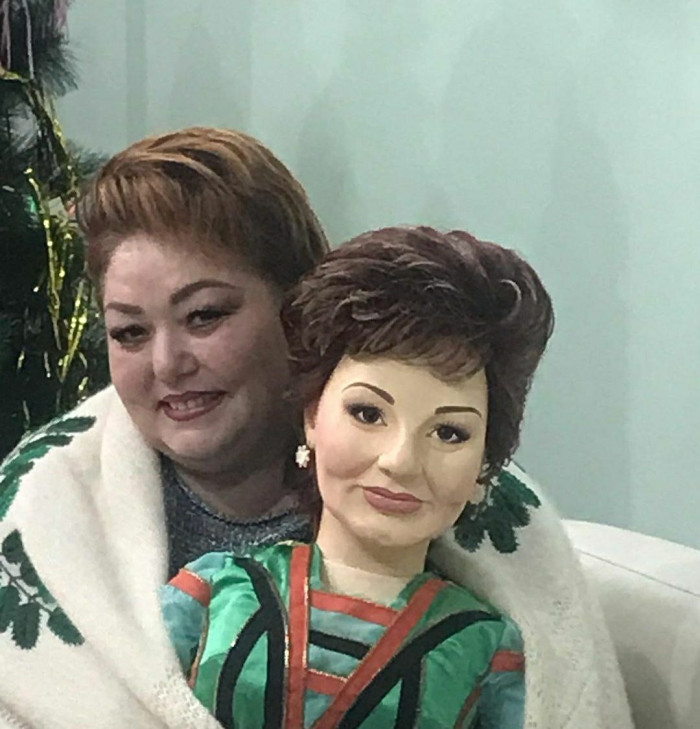 Хәния Фәрхинең сеңлесе Фирүзә ханымга "мәрхүмә аркасында акча эшлисең" дип язалар