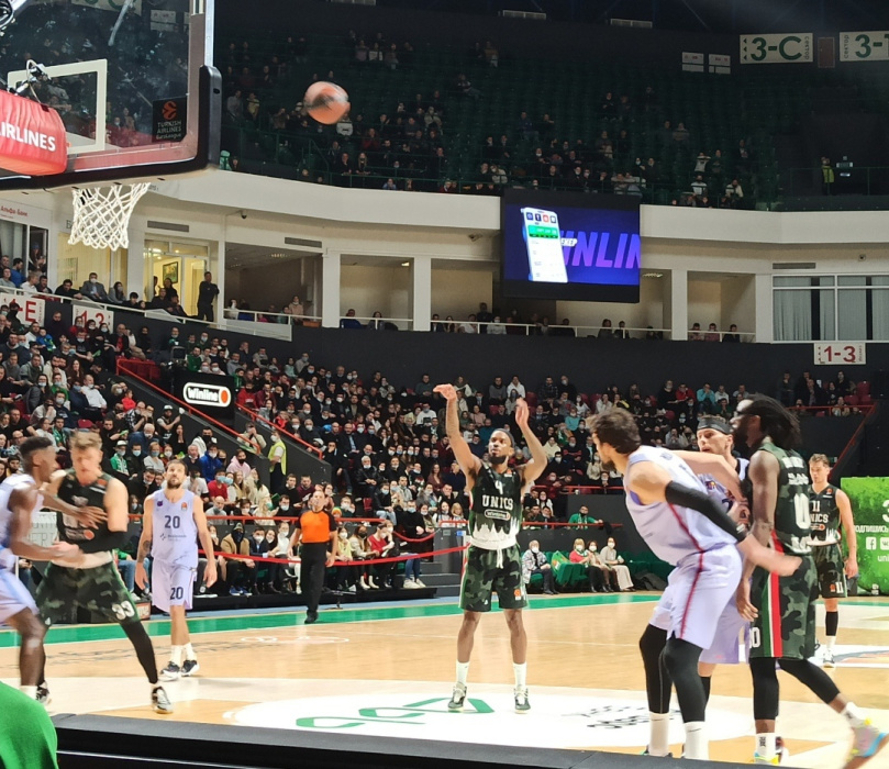 УНИКС обыграл лидера Евролиги «Барселону» в Казани