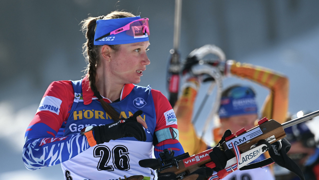 Четырех российских биатлонистов не пустили в самолет из-за отсутствия QR-кода