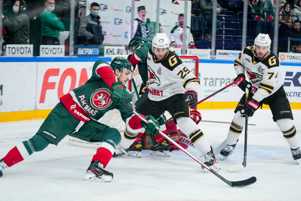 «Карты на стол и ва-банк». «Авангард» взял первый матч в Казани