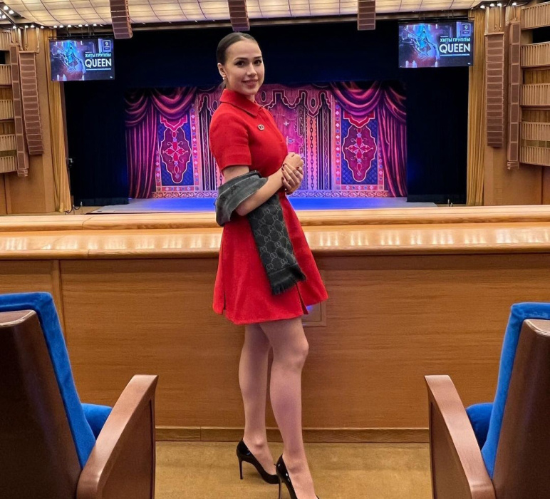 Алина Загитова удивила всех ярким красным платьем на балете