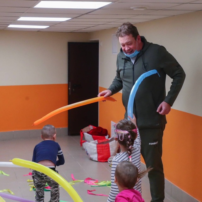 Леонид Слуцкий навестил казанских детей в больнице