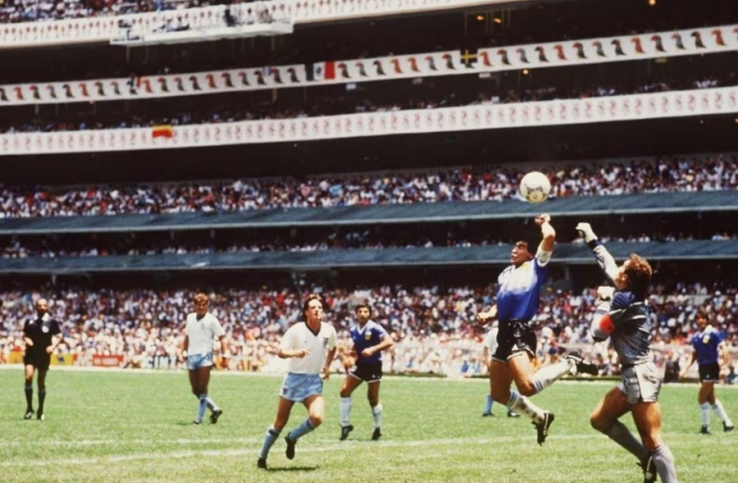 Футболку Марадоны, в которой он забил «рукой бога», продали за рекордную цену