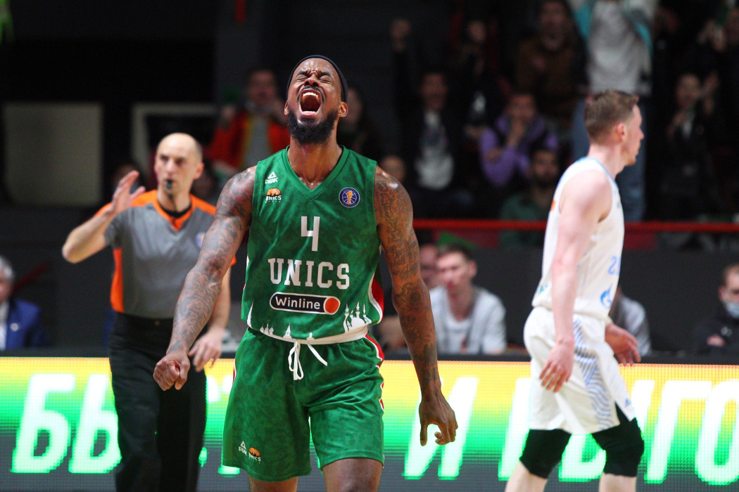 УНИКС повел в серии за бронзу