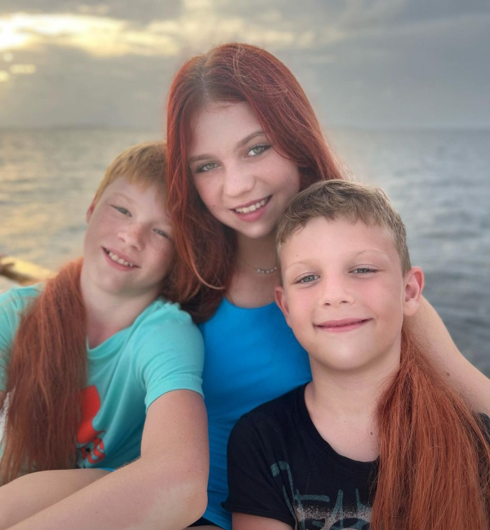 «Огненная русалка». Александра Трусова сделала яркое фото с братьями