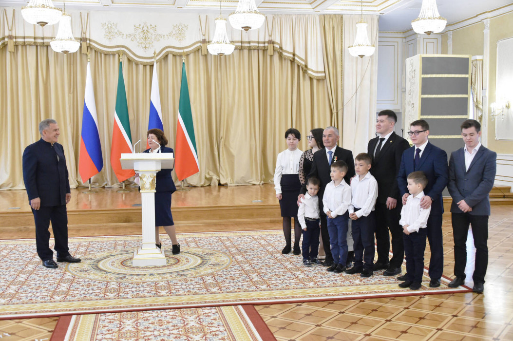 Казан Кремлендә күп балалы гаиләләрне бүләкләделәр