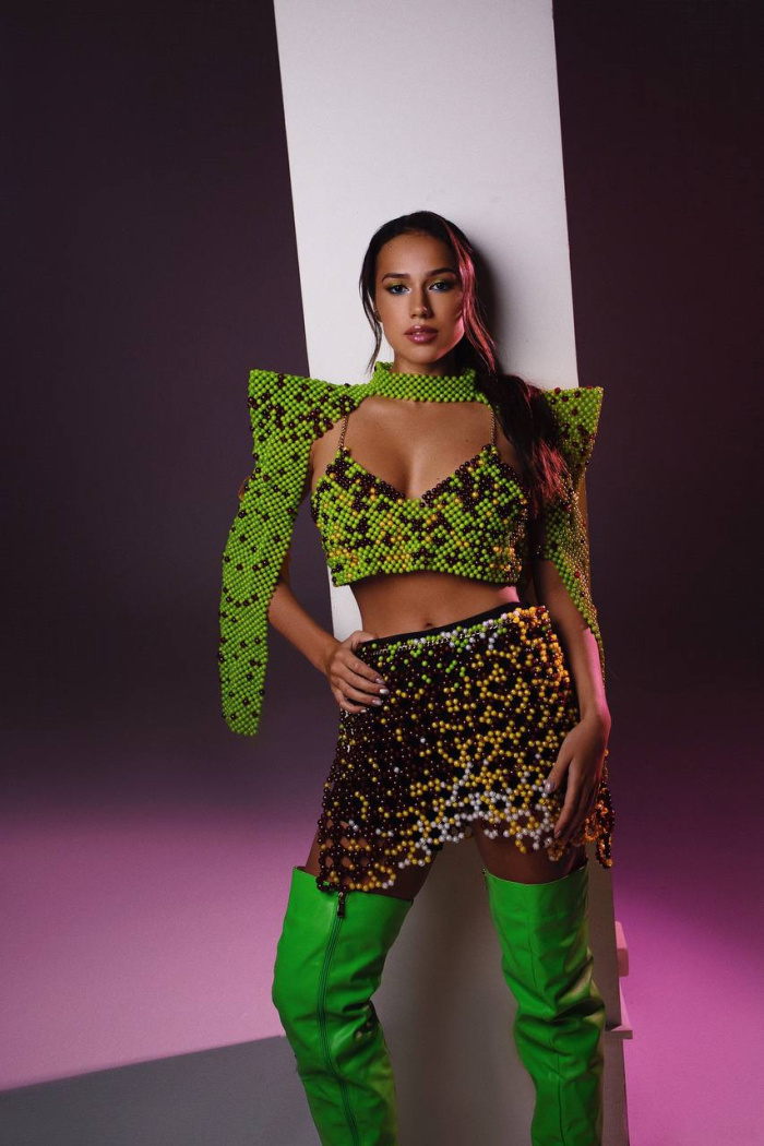 Высокие сапоги и мини-юбка. Загитова продолжает сводить с ума фанатов новыми образами