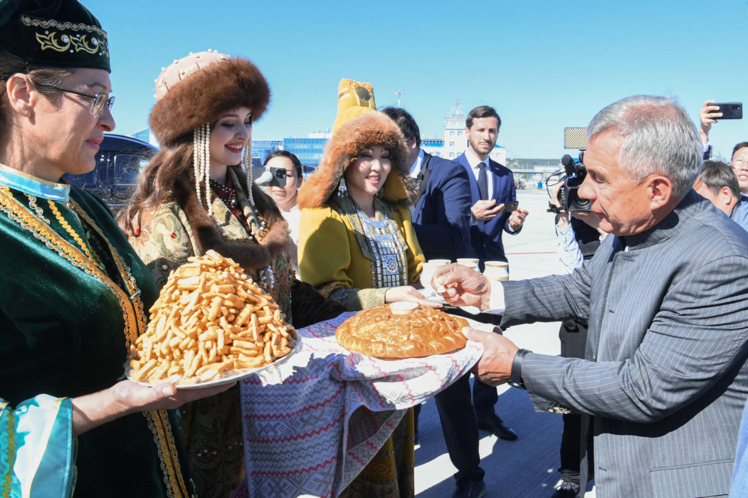 Татарстан Президенты Якутскта «Казан» скверын ачуда катнашты