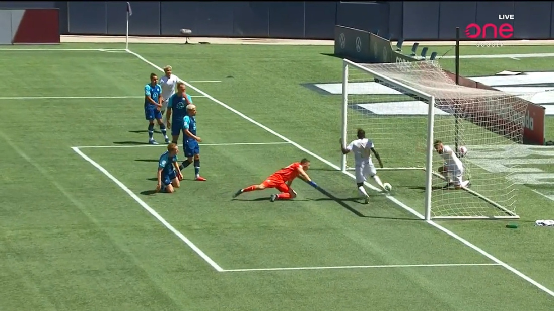 Промах века. Нападающий не забил, когда мяч уже был на линии [видео]