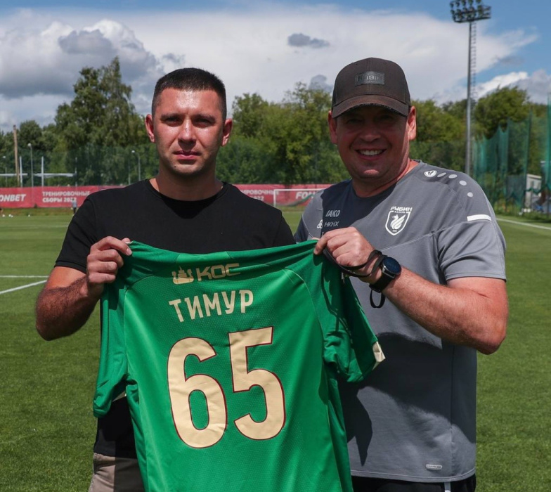 Слуцкий подарил футболку фанату, которому стюарды сломали палец на матче