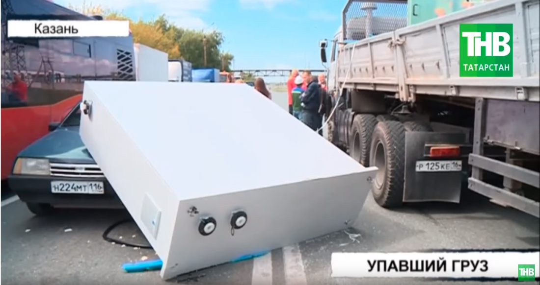 На автомобиль упал металлический шкаф в Казани