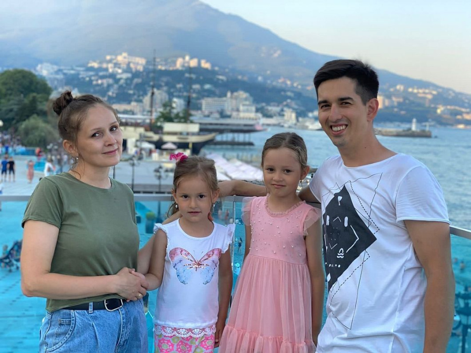 Труппа Камаловского театра поздравила Гульчачак Гайфетдинову с рождением сына