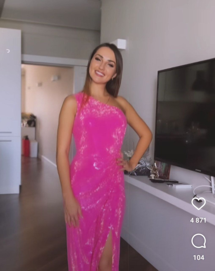 Җырчы Ильмира Нәгыймовага 160 меңлек күлмәк бүләк иткәннәр