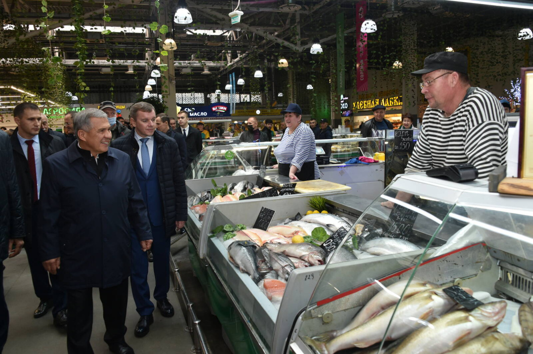 Рөстәм Миңнеханов «Казан» агросәнәгать паркында авыл хуҗалыгы ярминкәсе белән танышкан