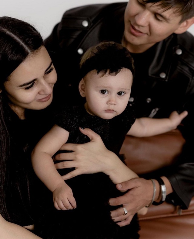 Популяр җырчы Гөлназ Асаева беренче тапкыр кызын күрсәтте