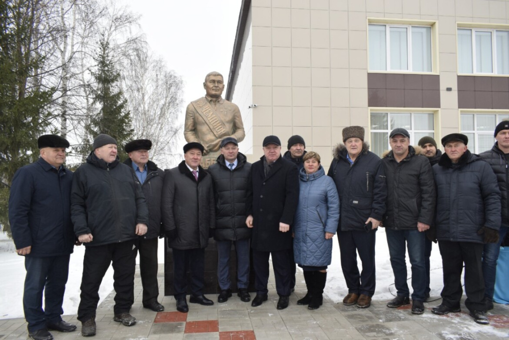 Тукай районында танылган көрәшче Раббани Шәриповка бюст ачылган - видео