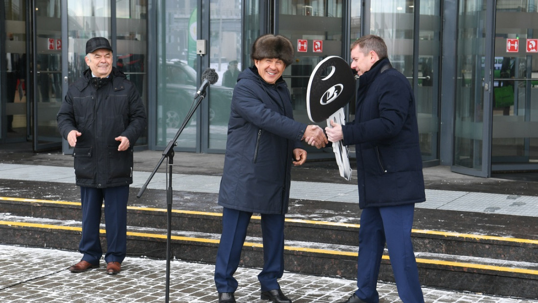 Рөстәм Миңнеханов район авыл хуҗалыгы идарәләренә 43 машина тапшырды